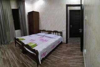 Проживание в семье Batumi Homestay at Tamar Mephe Avenue Махинджаури Трехместный номер с собственной ванной комнатой-6