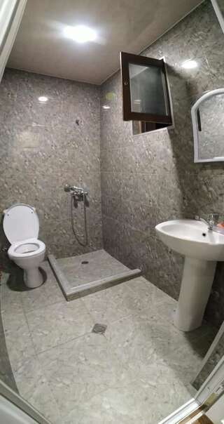 Проживание в семье Batumi Homestay at Tamar Mephe Avenue Махинджаури Трехместный номер с собственной ванной комнатой-7